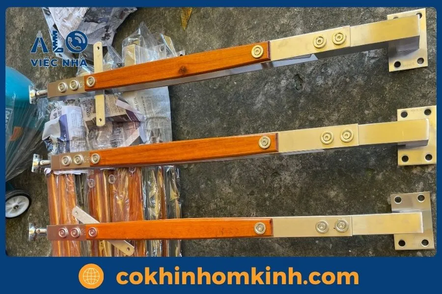 Tại sao nên làm trụ cầu thang kính tại Cơ Khí Nhôm Kính?