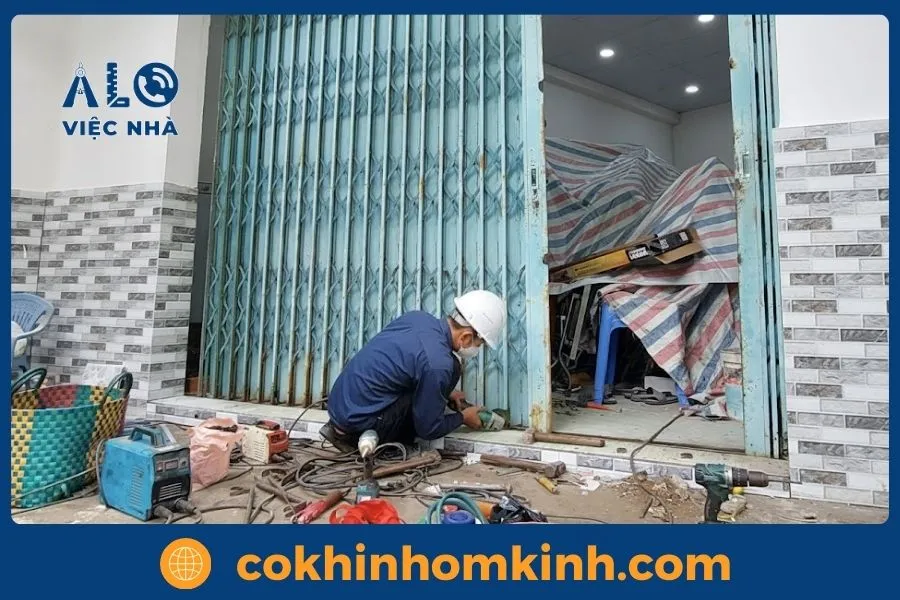 Dịch vụ Sửa Cửa Sắt tại tphcm GIÁ TỐT năm 2026 11 Quy trình sửa cửa sắt chuyên nghiệp tại Alo Việc Nhà
