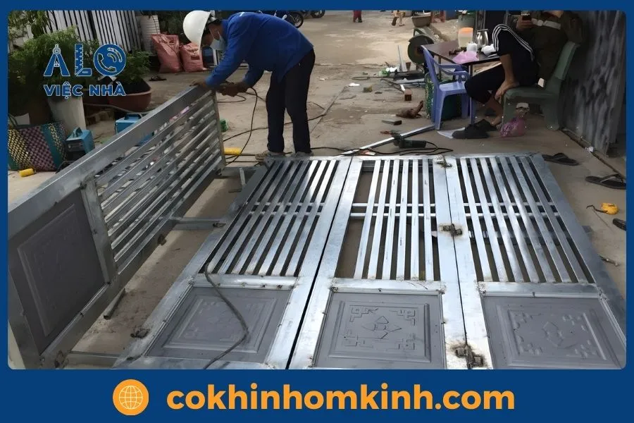 Dịch vụ Sửa Cửa Sắt tại tphcm GIÁ TỐT năm 2026 2 Giới thiệu dịch vụ sửa cửa sắt của Alo Việc Nhà