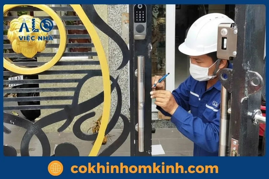Dịch vụ Sửa Cửa Sắt tại tphcm GIÁ TỐT năm 2026 4 Thợ cơ khí đang sửa khóa cửa sắt bị hư