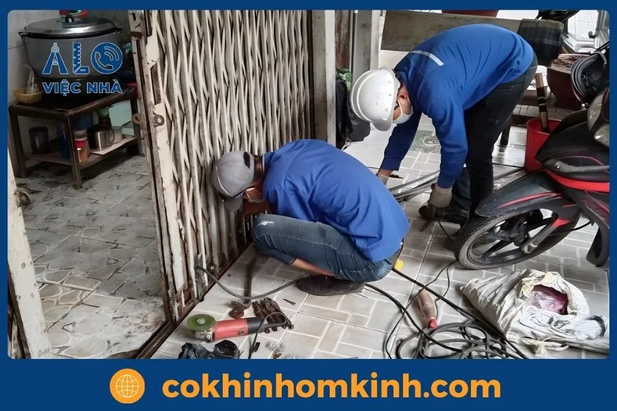 Dịch vụ Sửa Cửa Sắt tại tphcm GIÁ TỐT năm 2026 6 Thợ đang tỉ mỉ hàn sửa cửa sắt bị hư hỏng