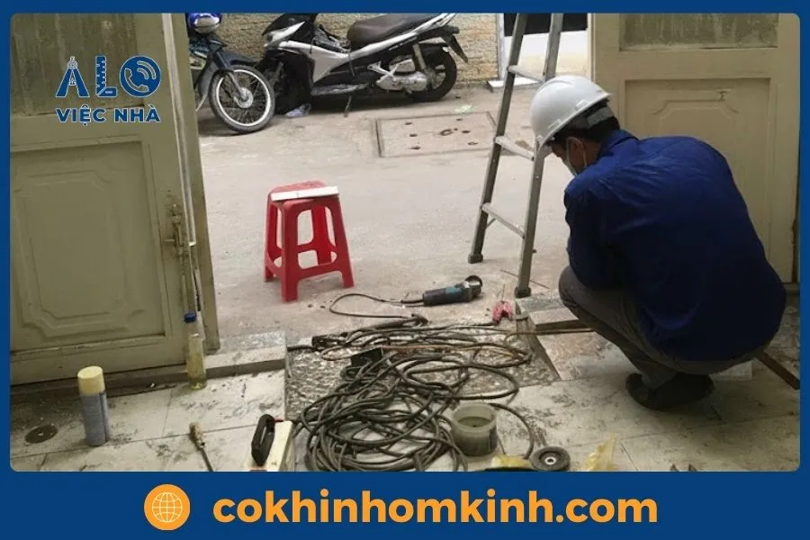 Dịch vụ Sửa Cửa Sắt tại tphcm GIÁ TỐT năm 2026 9 Thợ đang lắp đặt khóa chốt tự động