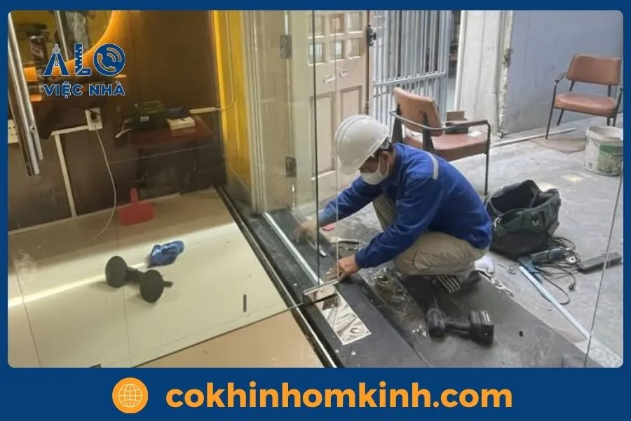 Báo giá dịch vụ SỬA CỬA NHÔM KÍNH cập nhật năm 2026 2 Lý do vì sao nên chọn Alo Việc Nhà sửa cửa nhôm kính