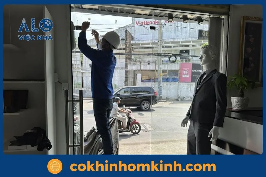 Báo giá dịch vụ SỬA CỬA NHÔM KÍNH cập nhật năm 2026 3 Quy trình sửa cửa nhôm kính của Alo Việc Nhà