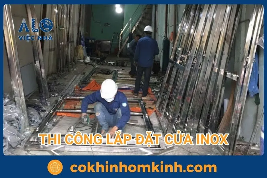 Thợ đang thi công cửa inox tại xưởng của công ty Alo Việc Nhà