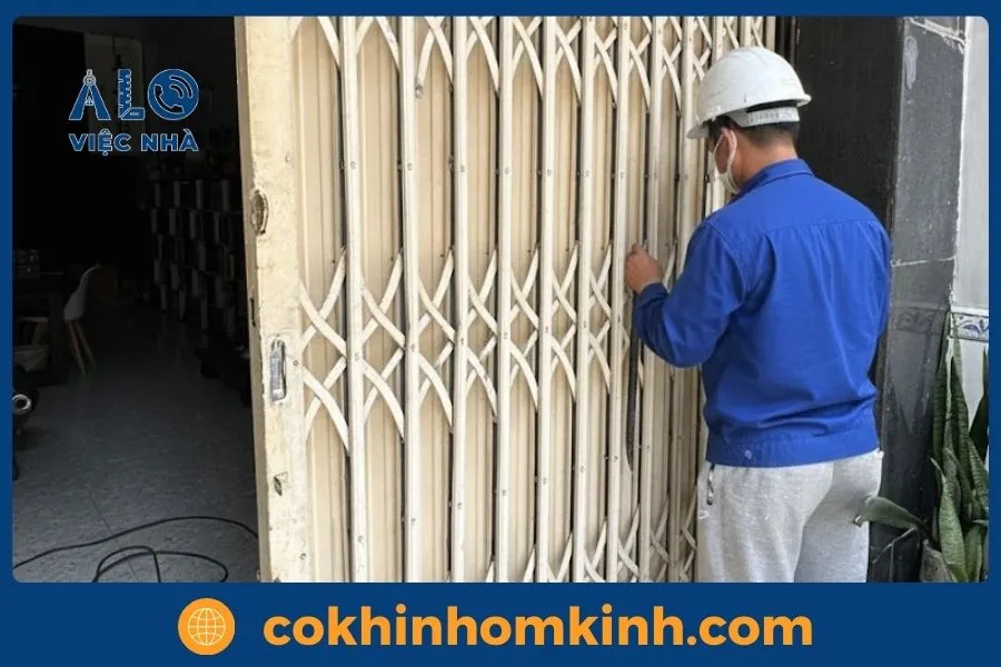 Dịch vụ Sửa Cửa Kéo tại Tphcm THỢ 6 NĂM KINH NGHIỆM 9 Chỉnh cửa kéo lệch, méo