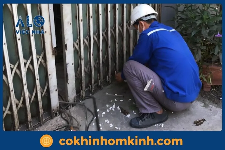 Dịch vụ Sửa Cửa Sắt tại tphcm GIÁ TỐT năm 2026 12 Cận cảnh cửa sắt bị gỉ sét nặng do ảnh hưởng của thời tiết và độ ẩm.