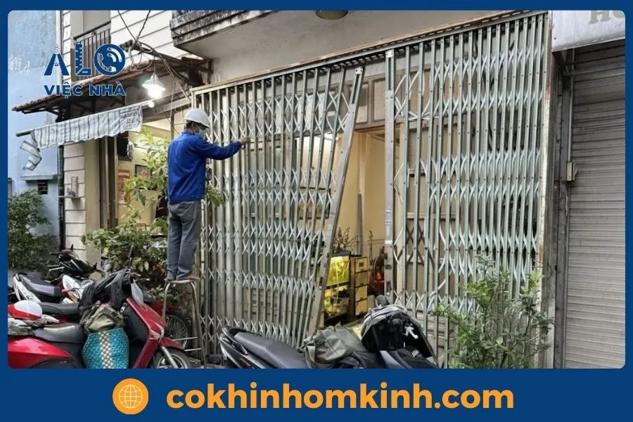 Dịch vụ Sửa Cửa Kéo tại Tphcm THỢ 6 NĂM KINH NGHIỆM 6 Sửa lưới cửa kéo rách, chùng